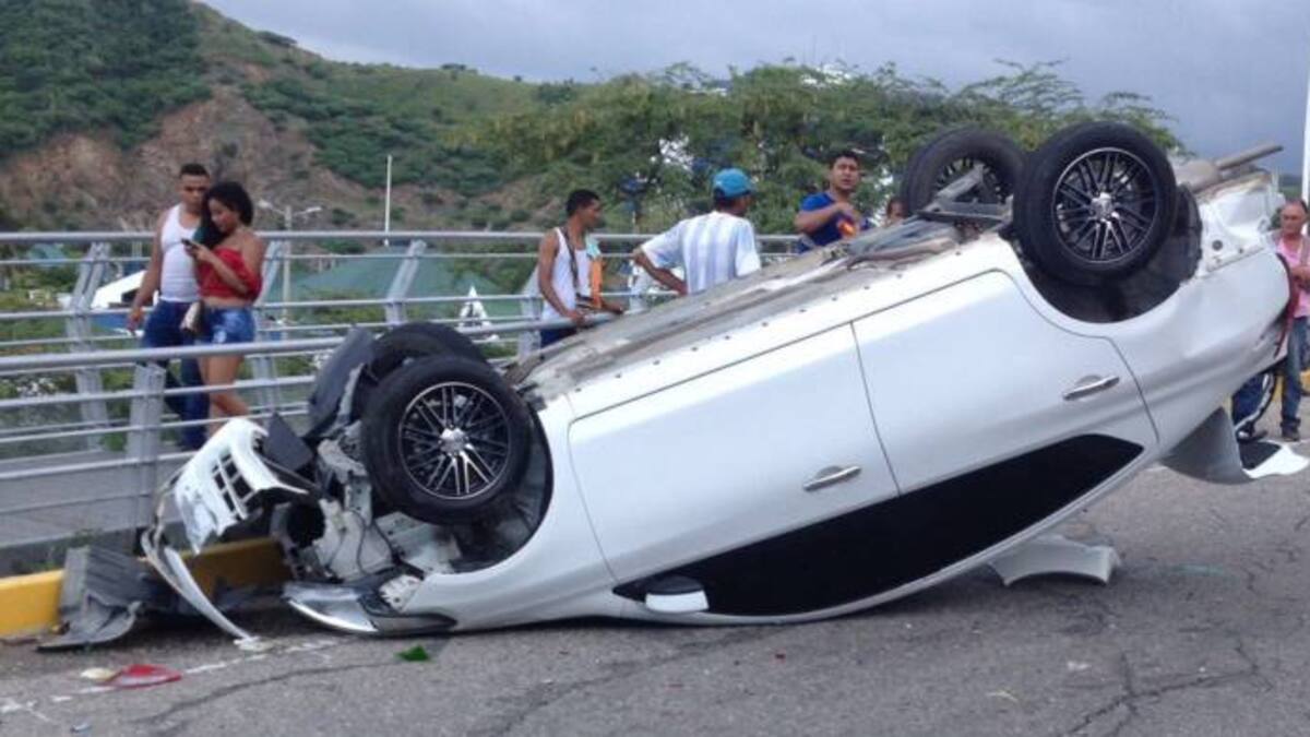 Choque múltiple de 8 vehículos en el Ziruma vía a El Rodadero: 5 heridos