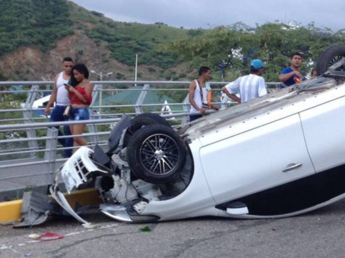 Choque múltiple de 8 vehículos en el Ziruma vía a El Rodadero: 5 heridos