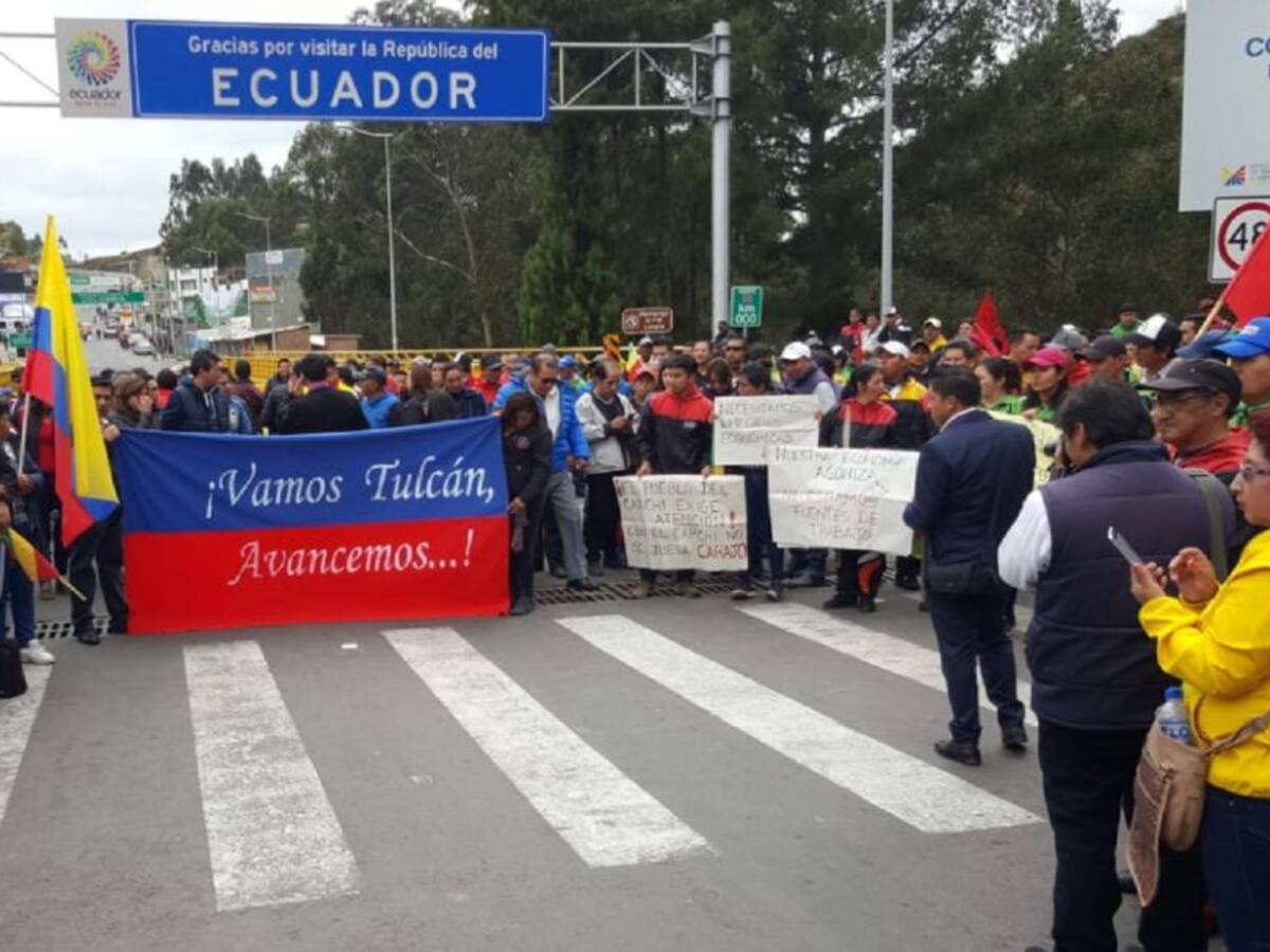Comerciantes ecuatorianos bloquearon Puente de Rumichaca