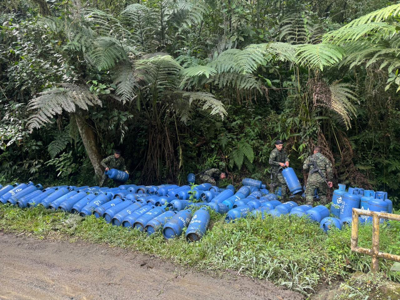 Ejército recuperó más de 100 cilindros de gas hurtados por disidencias Farc en Tuluá, Valle