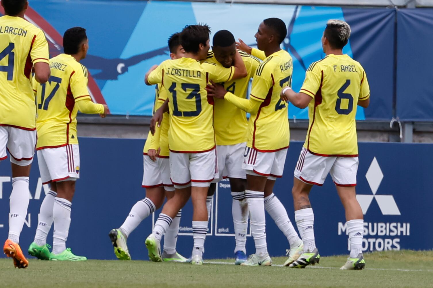 EVE3067. SANTIAGO (CHILE), 23/10/2023.- Carlos Cortés (c) de Colombia celebra su gol hoy, en un partido de fútbol masculino entre Colombia y Honduras durante los Juegos Panamericanos 2023 en Santiago (Chile). EFE/ Elvis González