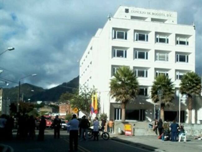 Ordenan evacuar la sede del Concejo de Bogotá por amenaza de incendio
