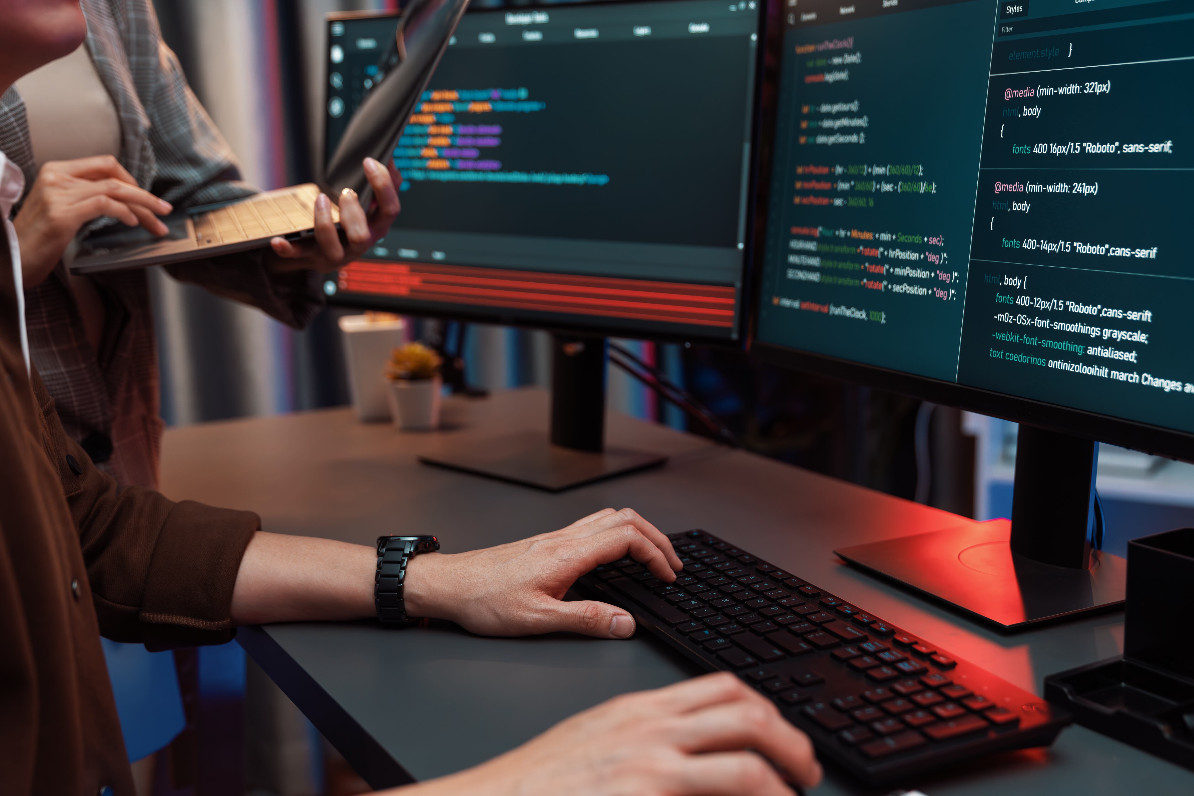 Dos personas haciendo programaciones en computadores. (Foto: Getty Images)