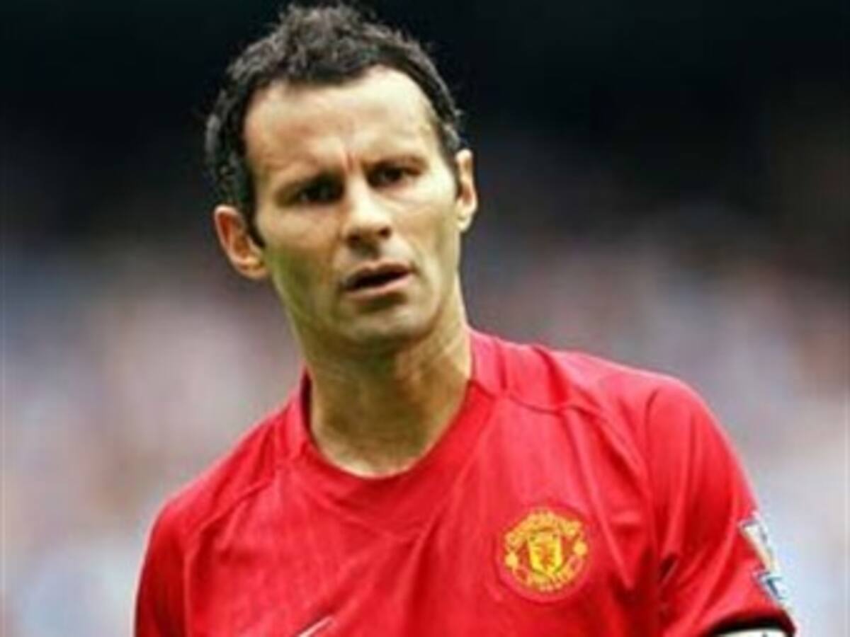 El veterano volante Giggs renovó con Manchester United