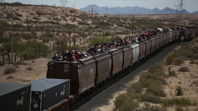 Migrantes viajan en el techo de un tren conocido como 'La bestia', el 25 de abril de 2024 en Ciudad Juárez (México).
EFE/ Luis Torres