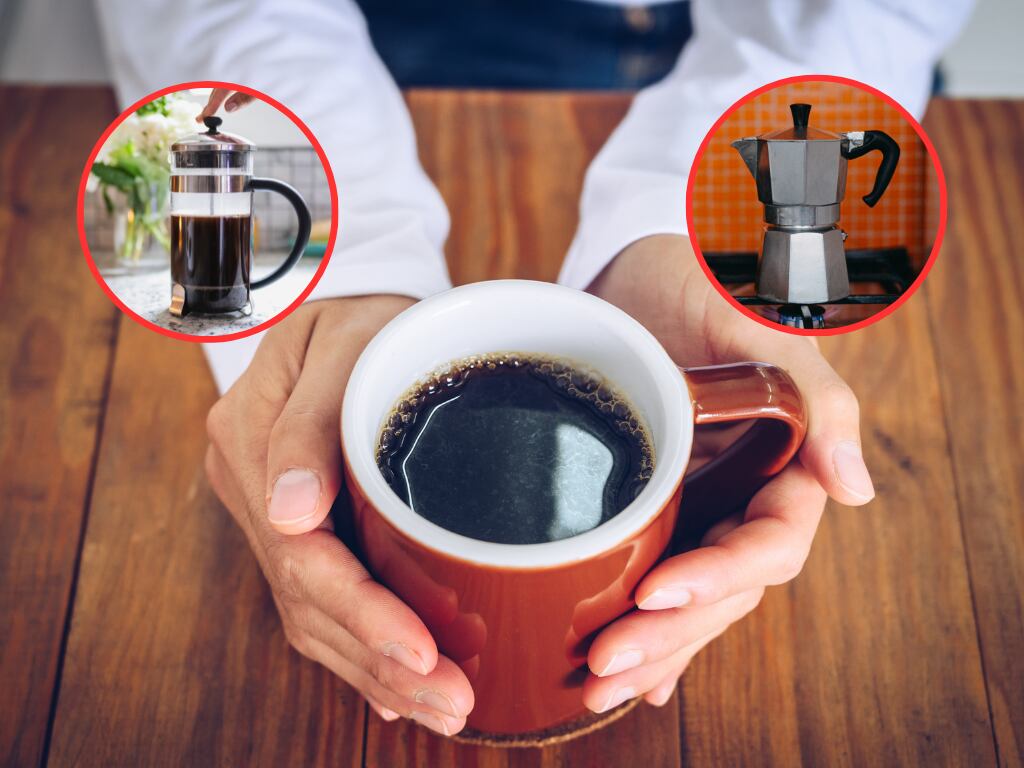Persona con una taza de café y de fonto la cafetera italiana y la prensa francesa (Fotos vía Getty Images)