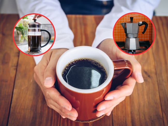 Persona con una taza de café y de fonto la cafetera italiana y la prensa francesa (Fotos vía Getty Images)