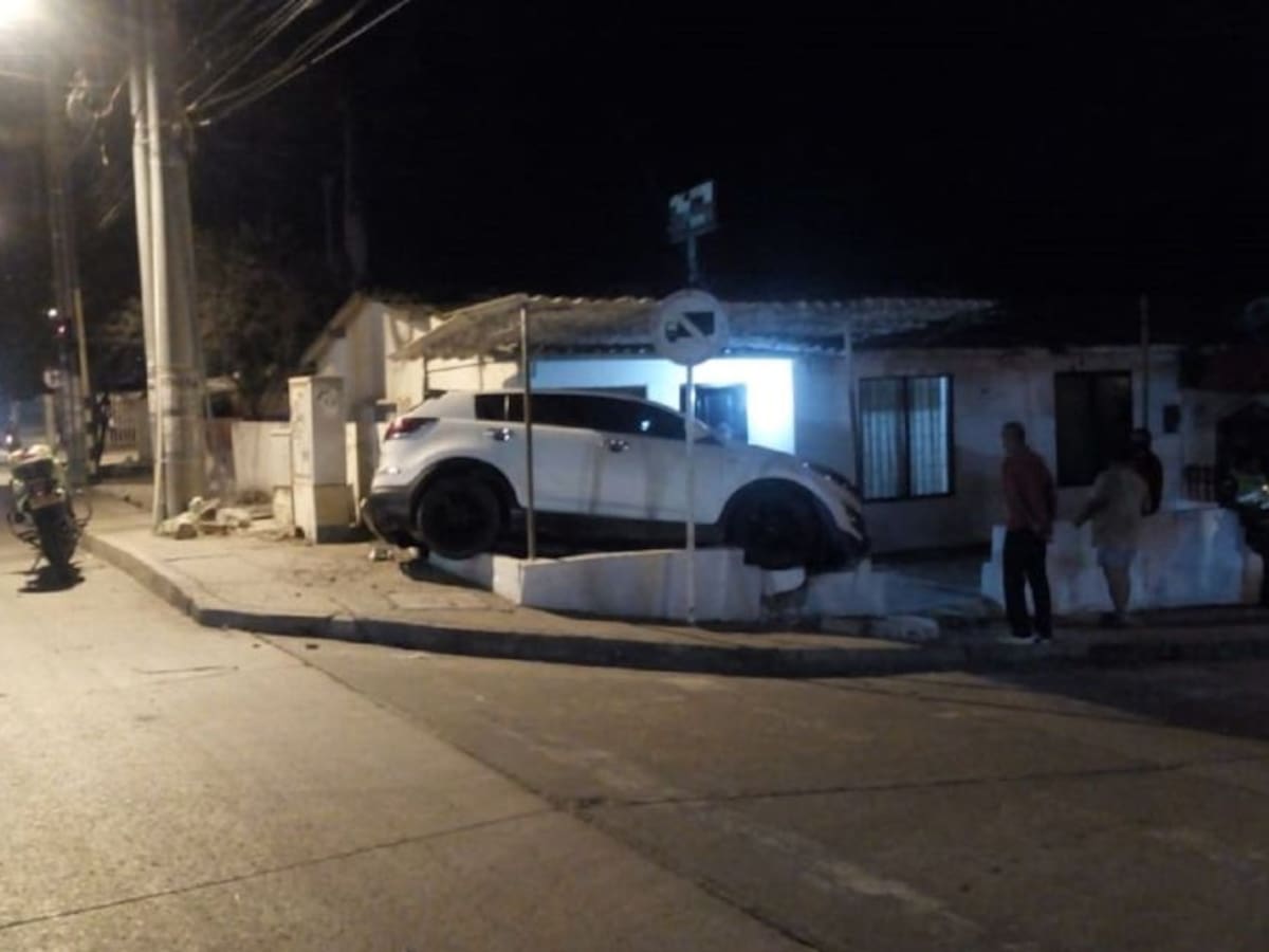 Camioneta choca contra una vivienda en Cartagena