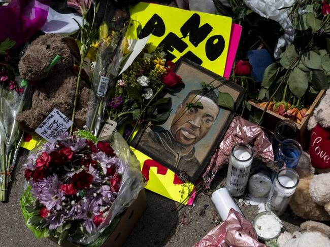 ¿Qué pasó con George Floyd durante los 30 minutos del arresto y su muerte?