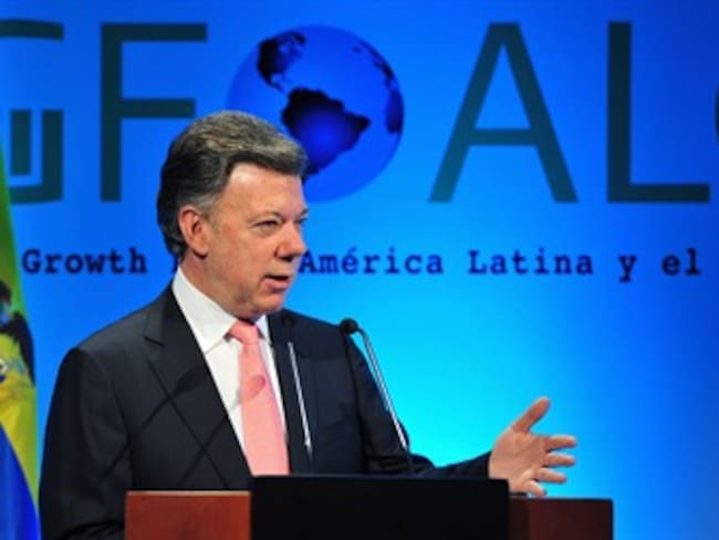 Imagen favorable del presidente Santos se mantiene por debajo del 50%