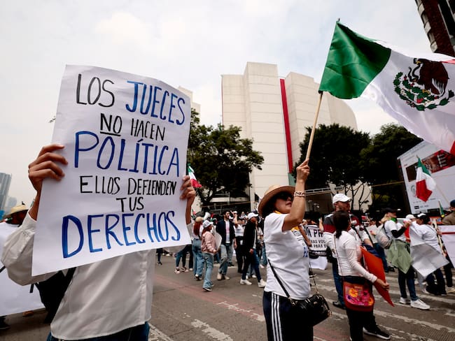 MEX8386. CIUDAD DE MÉXICO (MÉXICO), 10/09/2024.- Personas protestan este martes ante la Cámara de Senadores para mostrarse en contra de la reforma judicial en Ciudad de México (México). El Senado mexicano comenzó este martes entre protestas de trabajadores del Poder Judicial, la sesión para votar la polémica reforma con la que el presidente, Andrés Manuel López Obrador, pretende que a partir de 2025 haya elecciones populares de jueces, magistrados y la Suprema Corte. EFE/José Méndez