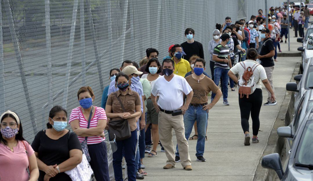 Las largas filas para ejercer el derecho al voto en Ecuador se han registrado durante todo el día. 