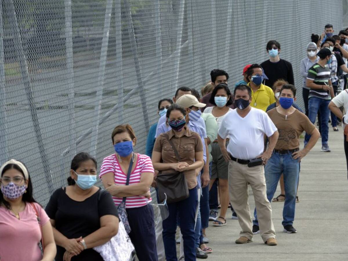 Ecuatorianos preocupados por largas filas para votar