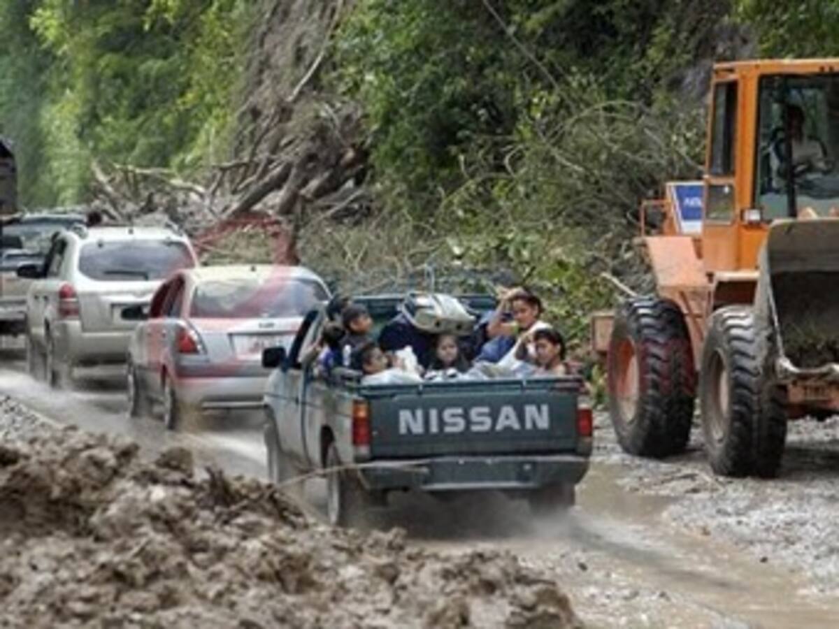 Restricciones en vías de tres departamentos por lluvias, reportan las autoridades