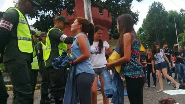 Los pantalones fueron entregados a efectivos de la guardia venezolana.