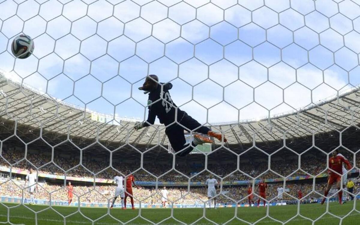 Sofiane Feghouli abrió el marcador en el minuto 24 desde el punto penal y Fellaini consiguió el empate en el 70. Mertens consiguió el 2-1 y le dio la victoria a los "Diablo rojos".