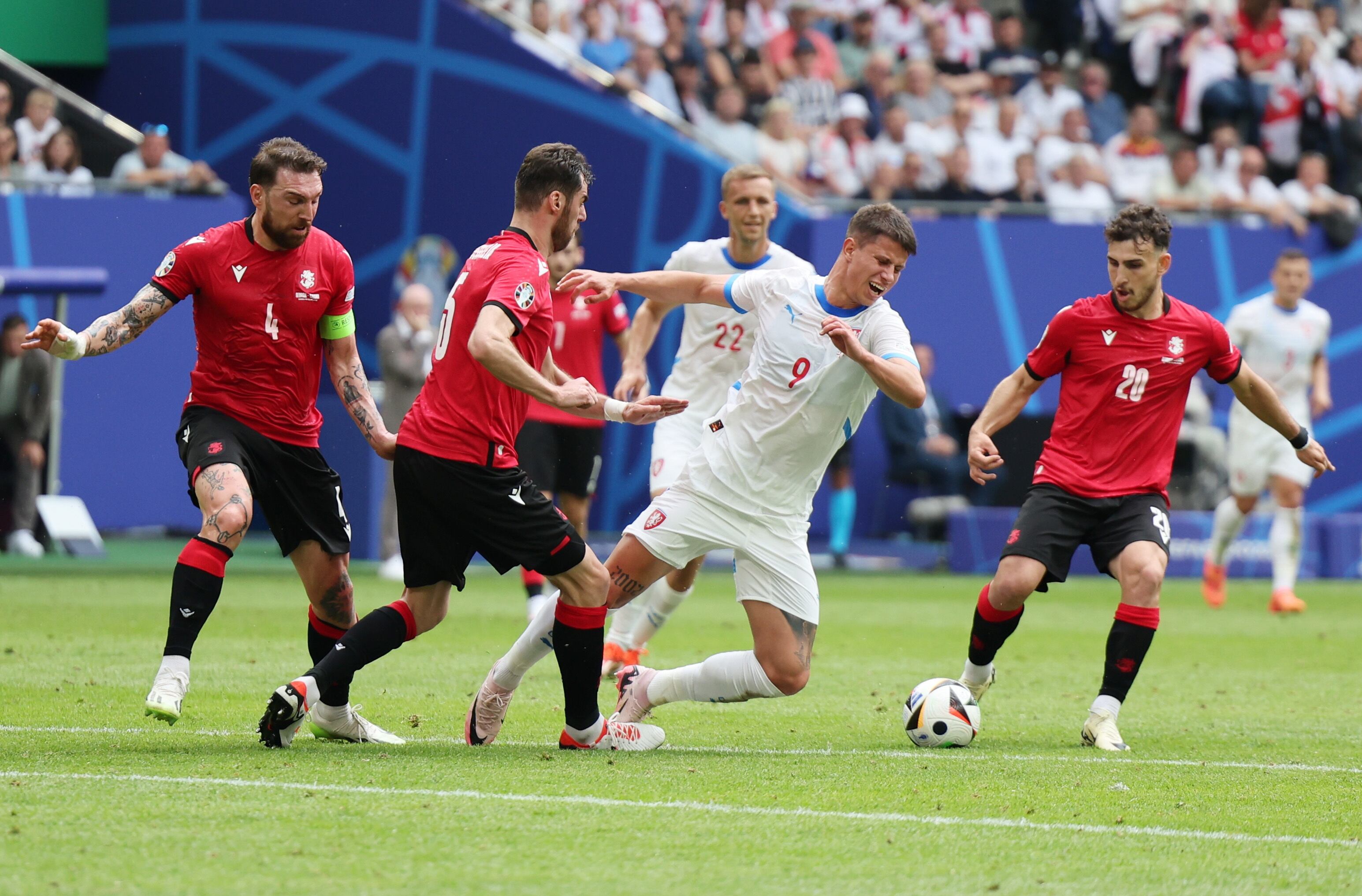 Duelo entre República Checa y Georgia en la Euro 2024. EFE/EPA/ABEDIN TAHERKENAREH