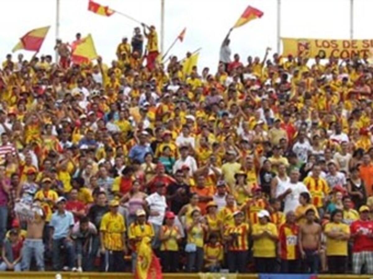 Enfrentamiento entre hinchas del Pereira deja cinco policías heridos