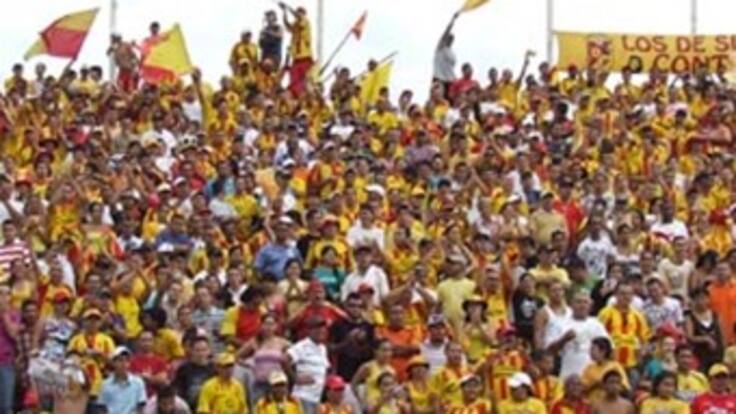 Enfrentamiento entre hinchas del Pereira deja cinco policías heridos