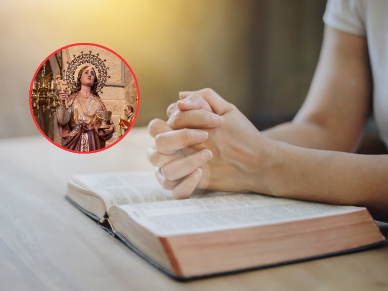 Imagen de una Virgen y al lado una persona rezando sobre una biblia (Fotos vía Getty Images).