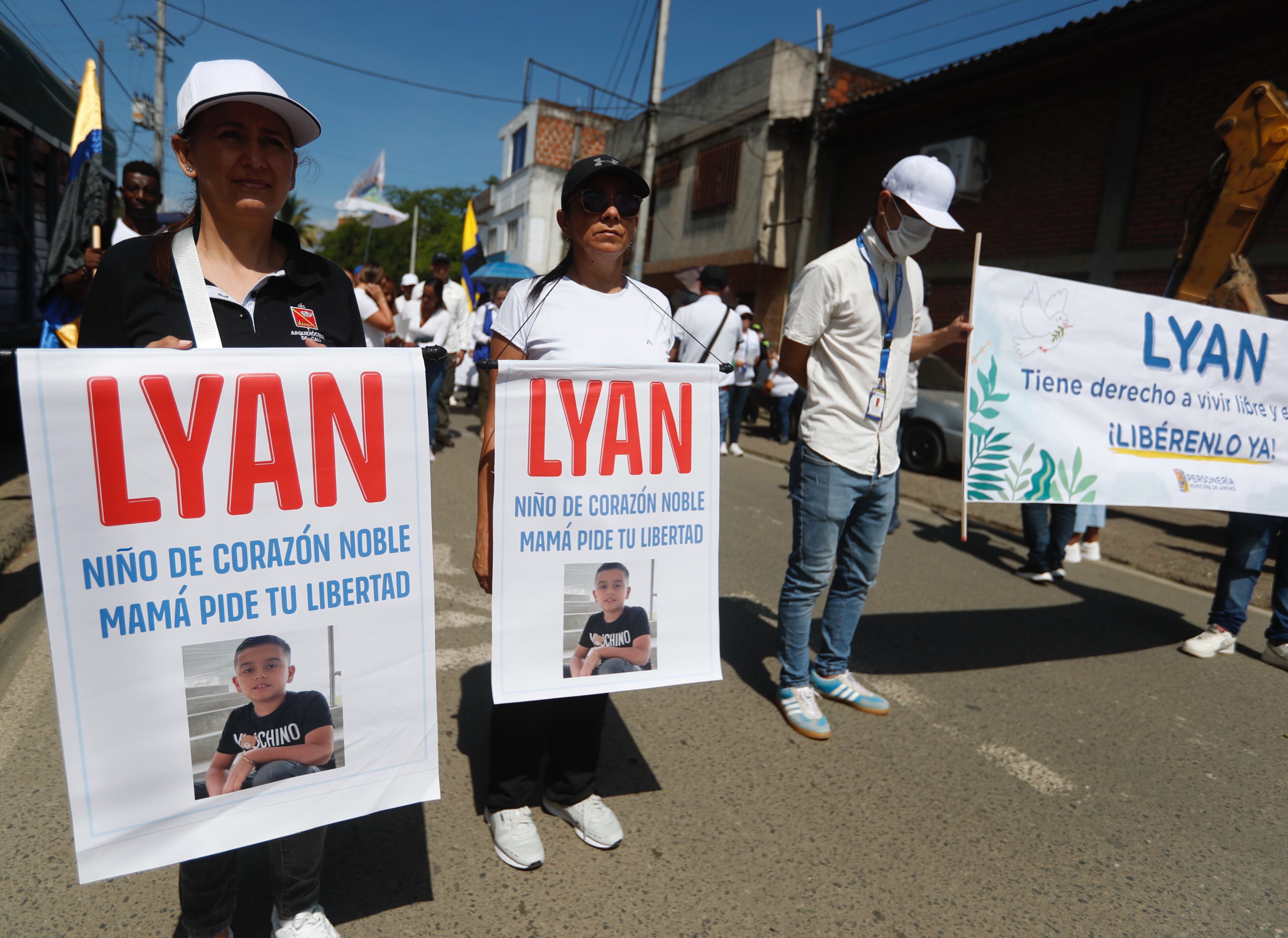 AME6942. JAMUNDÍ (COLOMBIA), 12/05/2025.- Personas se manifiestan este lunes durante una marcha solicitando la libertad del niño Lyan Hortúa, quien fue secuestrado el pasado 3 de mayo en zona rural de Jamundí (Colombia). Centenares de personas se manifestaron en el municipio colombiano de Jamundí (suroeste) para exigir la liberación inmediata de Lyan José Hortúa, un niño de 11 años secuestrado en una zona rural de esta localidad del departamento de Valle del Cauca. EFE/Ernesto Guzmán