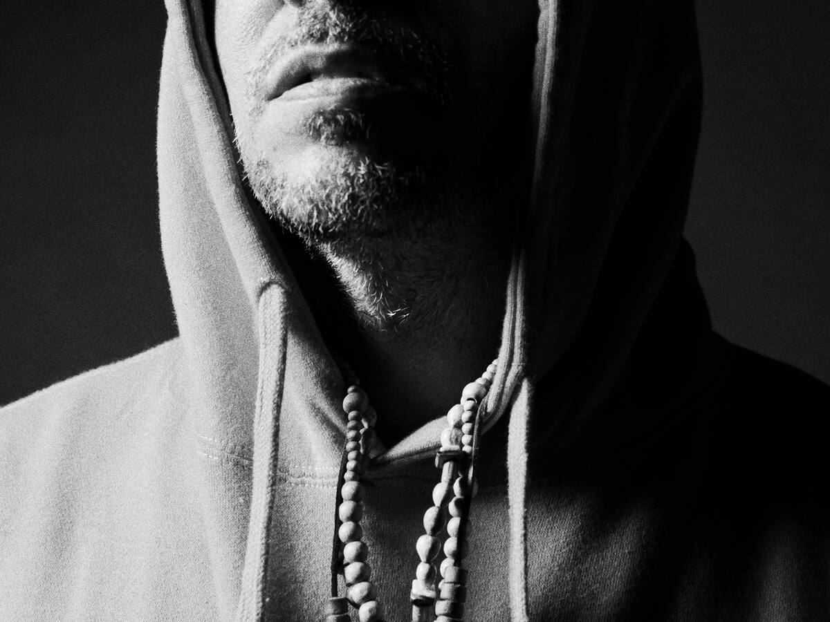 RESIDENTE invita a los artistas a no callar frente a la guerra y estrena “Silencio”