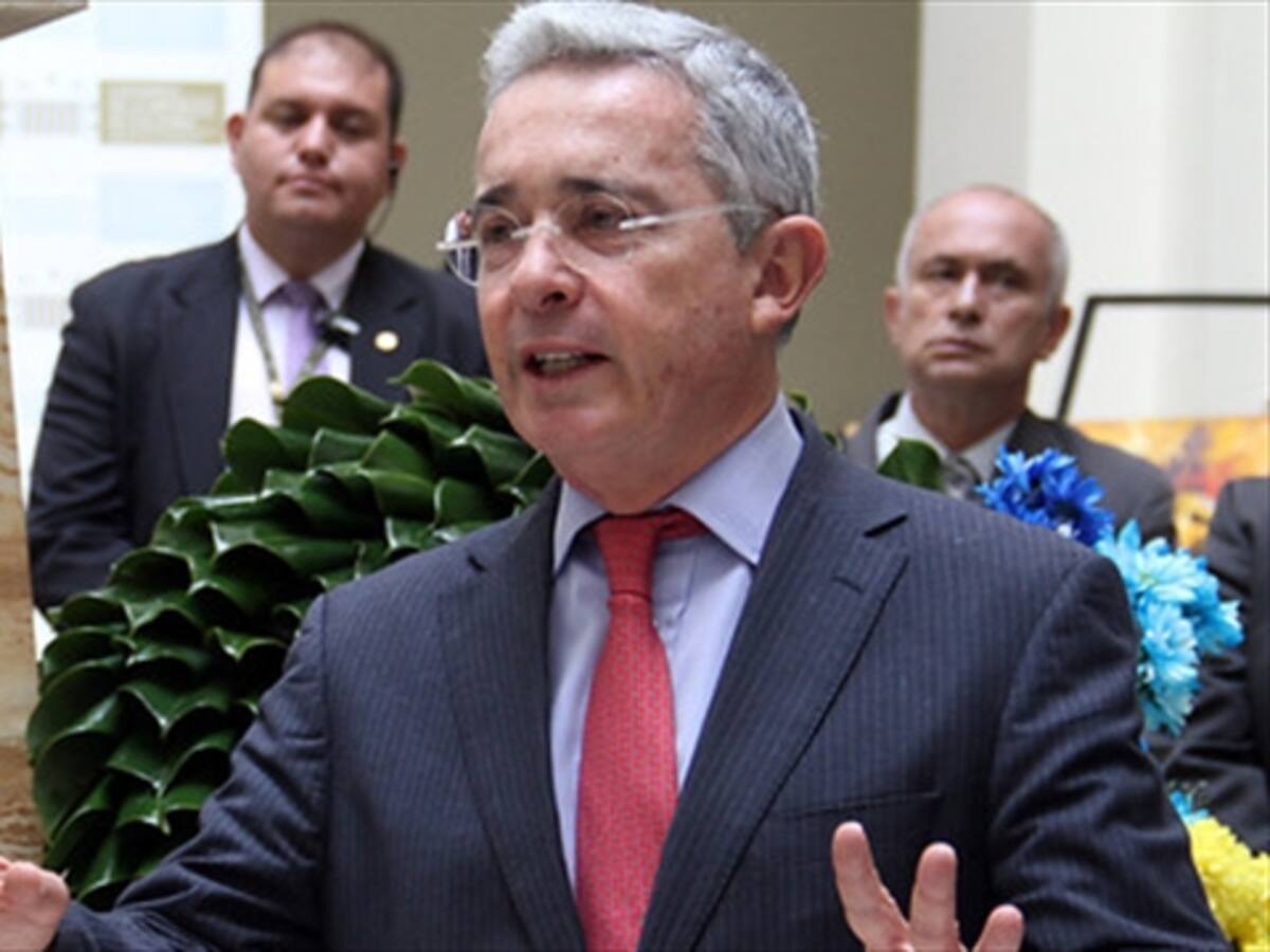Uribe critica a Fiscalía por orden de captura contra Luis Alfonso Hoyos