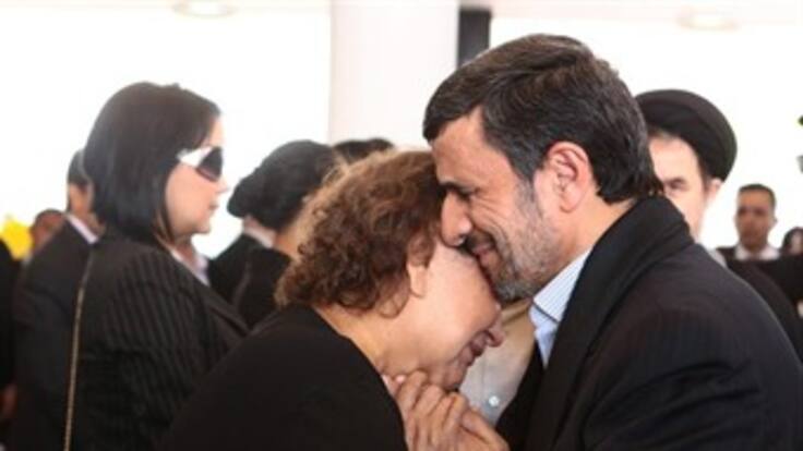 Exigen a Ahmadineyad respeto a normas islámicas tras foto con madre de Chávez