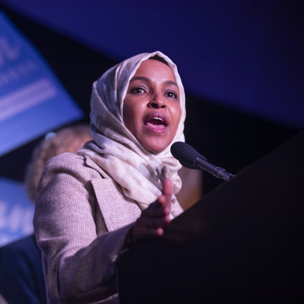 Un hombre rocía con líquido a congresista demócrata Ilhan Omar en un mítin en Mineápolis