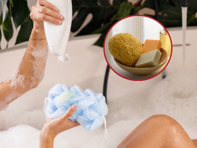 Mujer lavándose con esponja de baño en la ducha // Esponja de baño / Getty Images
