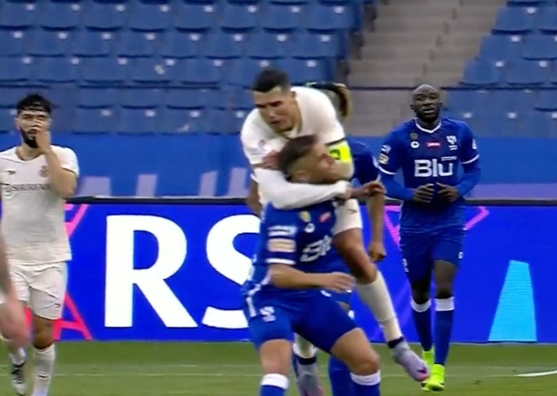 Encontronazo entre Cristiano Ronaldo y Gustavo Cuéllar en Liga / Captura de pantalla