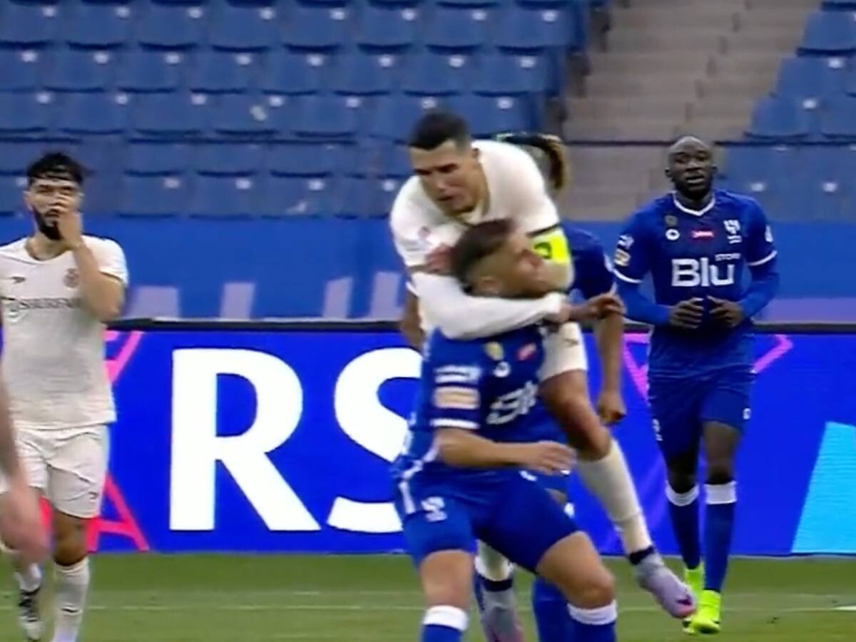 Video: la llave de UFC que le aplicó Cristiano Ronaldo a Gustavo Cuéllar en pleno partido