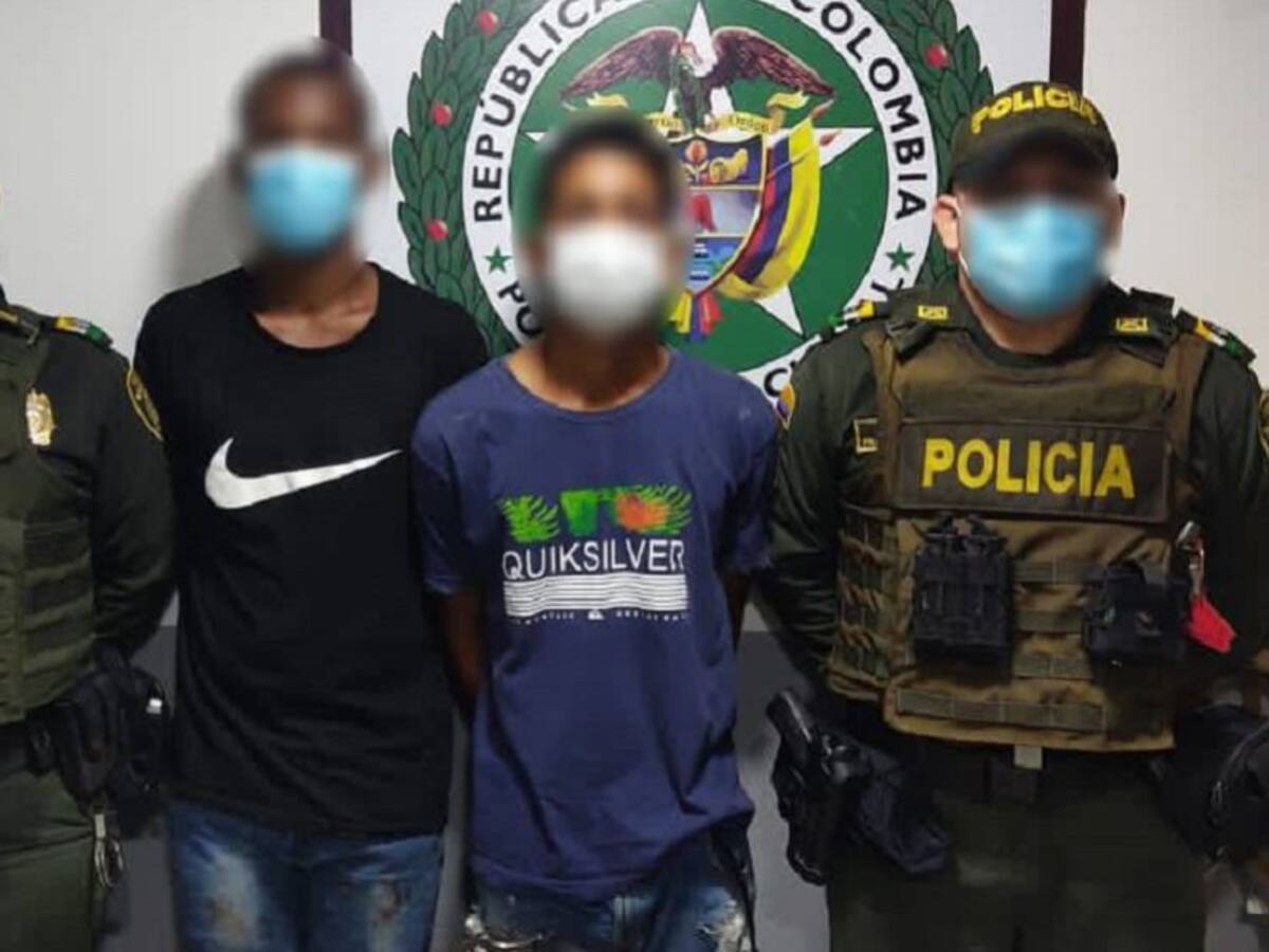 Capturaron a presuntos atracadores y turba les quemó su moto en Cartagena