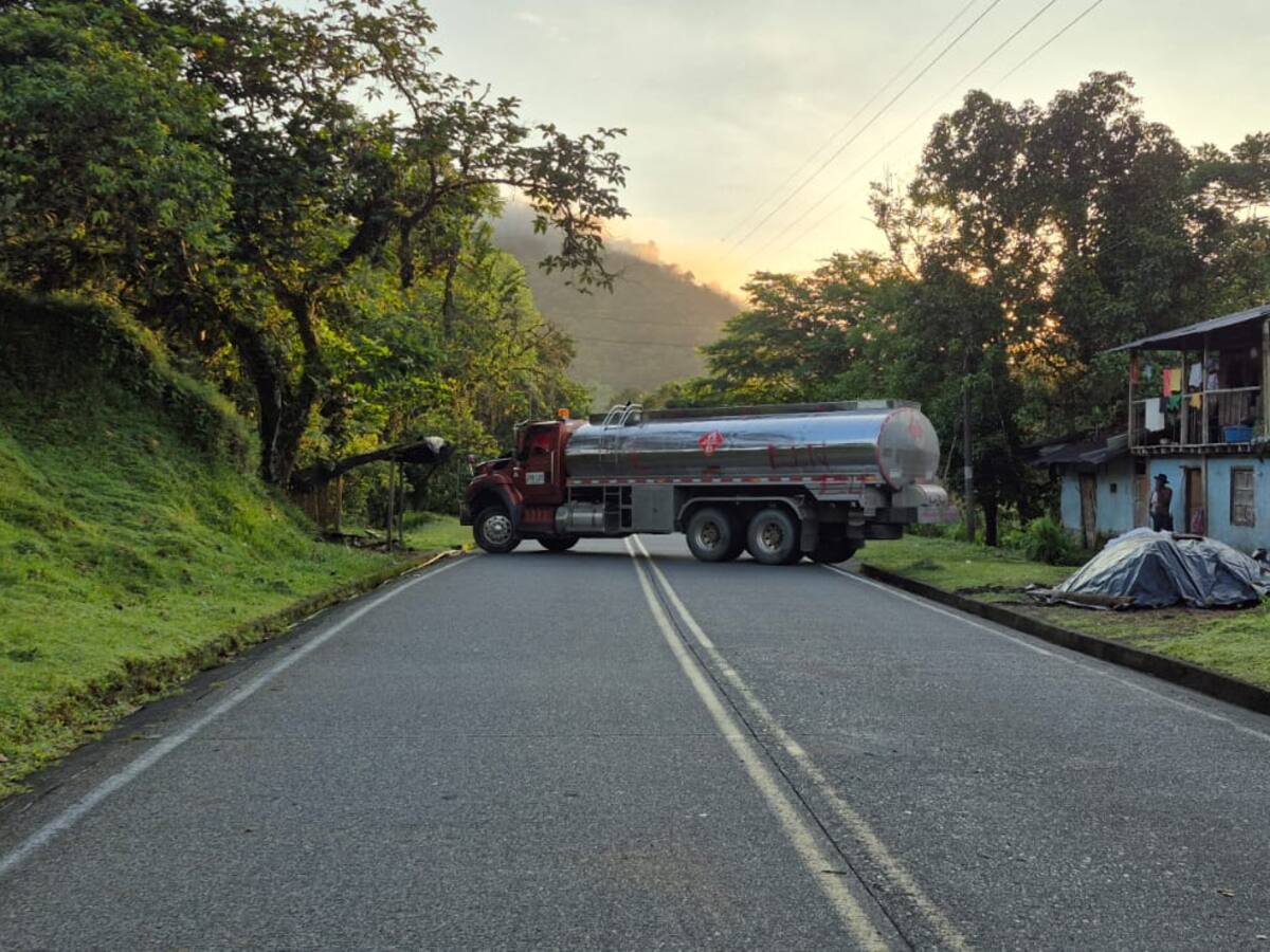 Bloqueo en la vía Chocó - Risaralda, miembros del ELN atravesaron un vehículo en la carretera