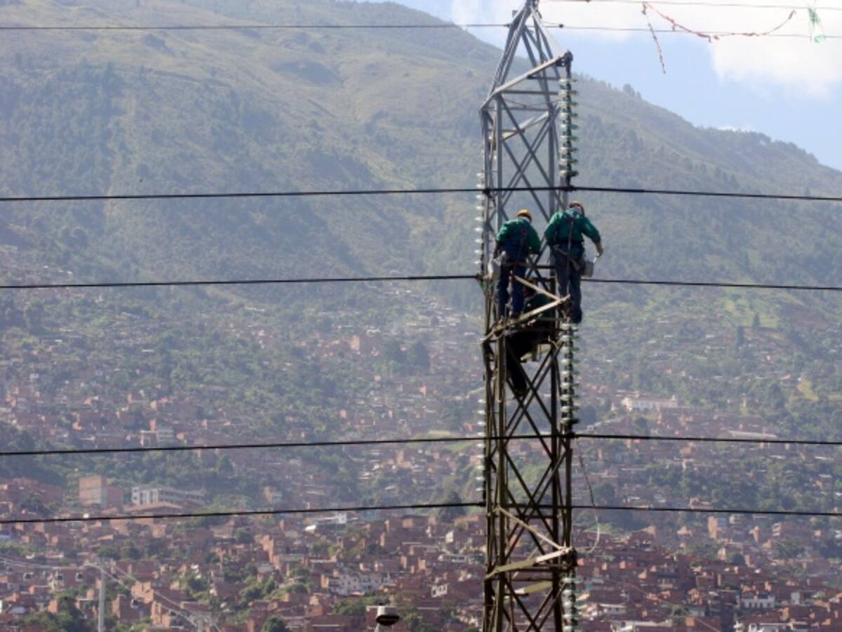 Expertos y economistas analizaron la venta de las acciones de la EEB