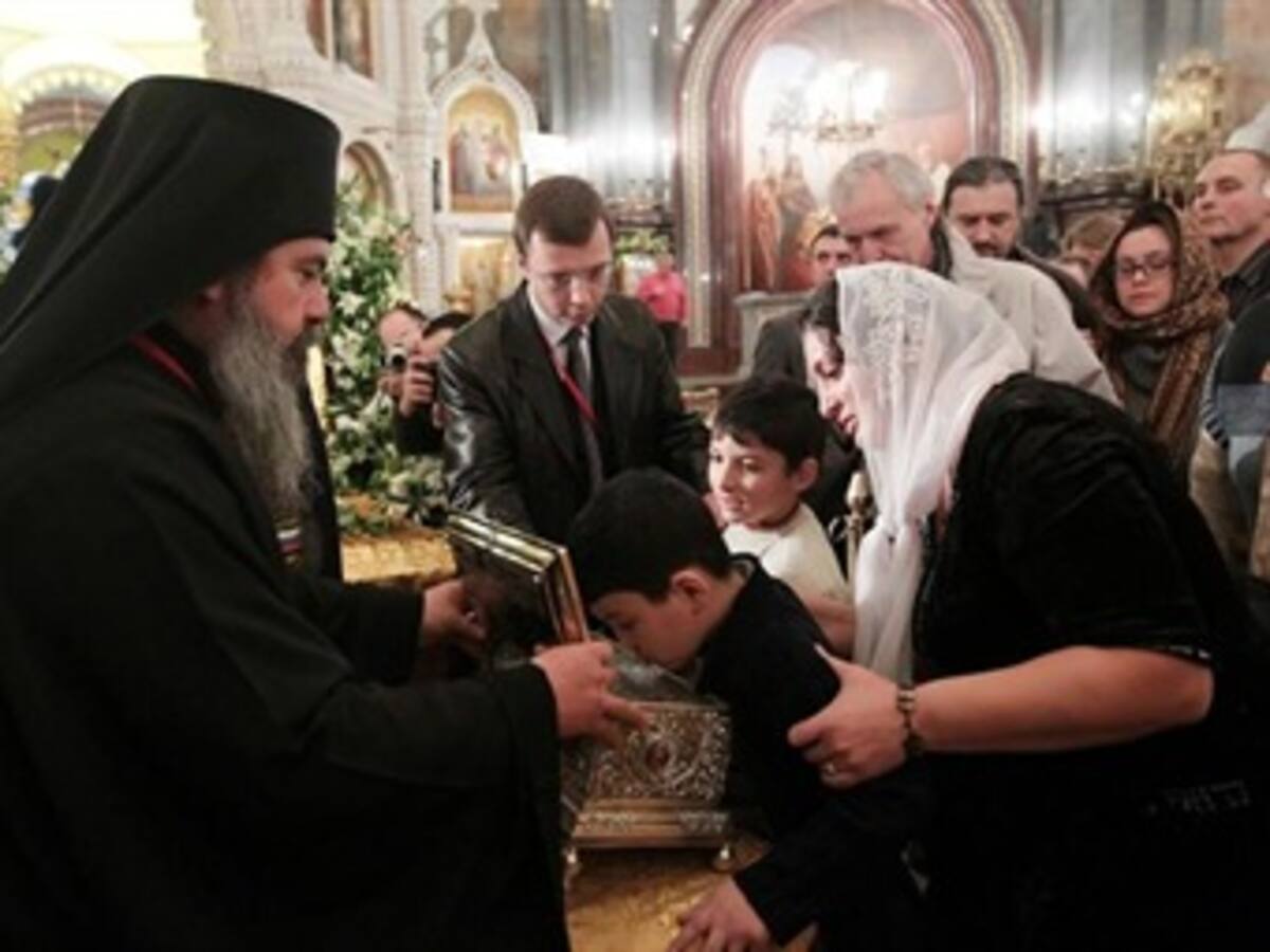 Miles de rusos hacen cola para ver la reliquia del cinturón de la Virgen