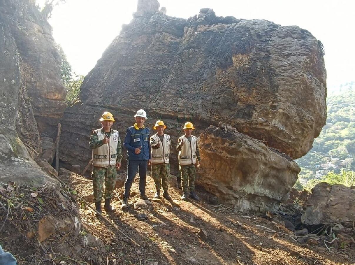 Ejército destruye roca