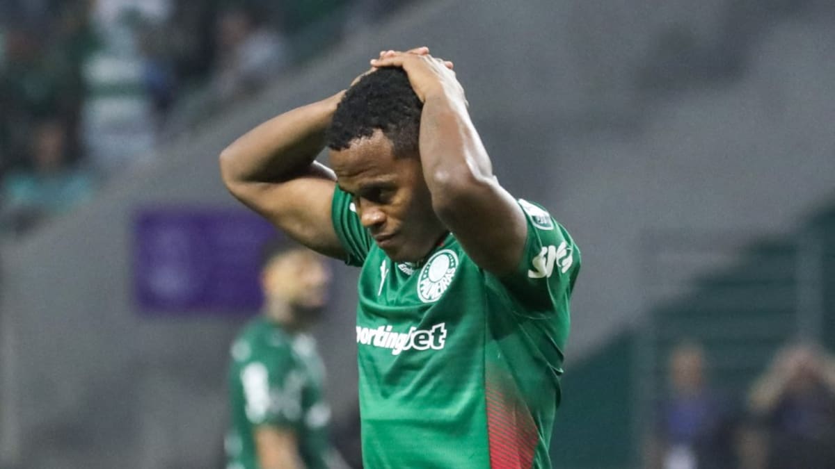 Video: Jhon Arias, entre los abrazos con sus excompañeros y los insultos de la afición de Fluminense