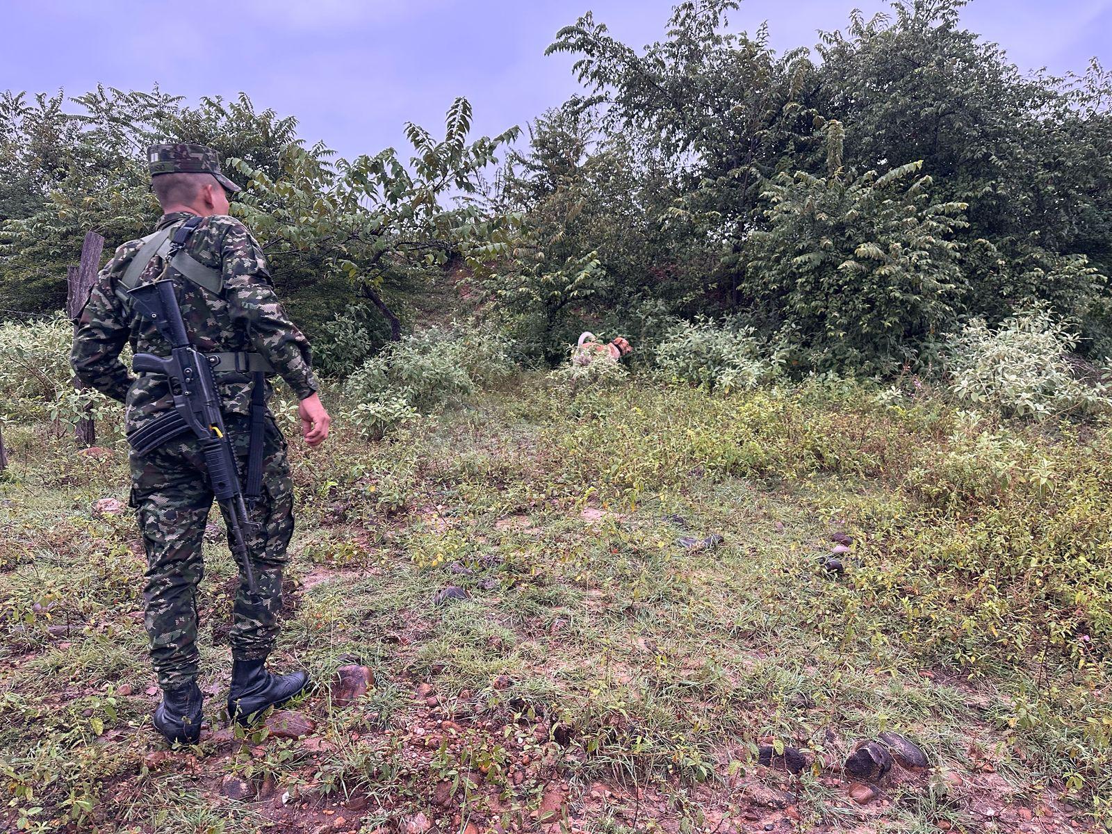 Fueron obligados por disidentes de las Farc a bloquear el paso de las tropas.Foto Redes Sociales.