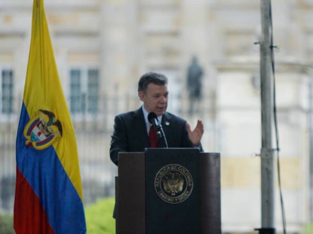 Sueldos y pensiones de militares y policías no van a financiar el posconflicto: Santos