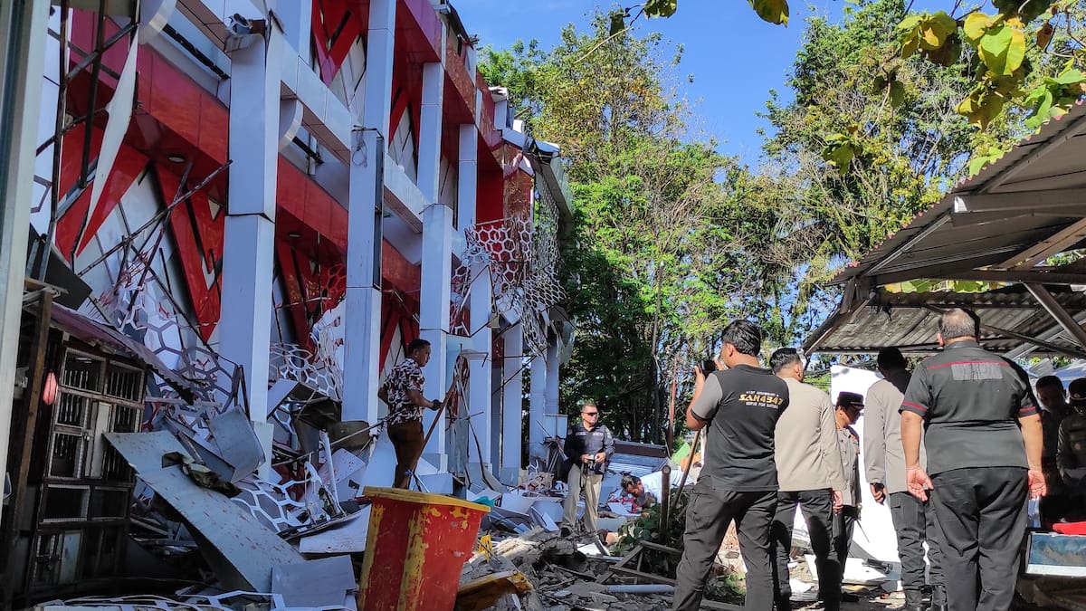 Video: Impactantes imágenes del terremoto de 7.4 en Indonesia