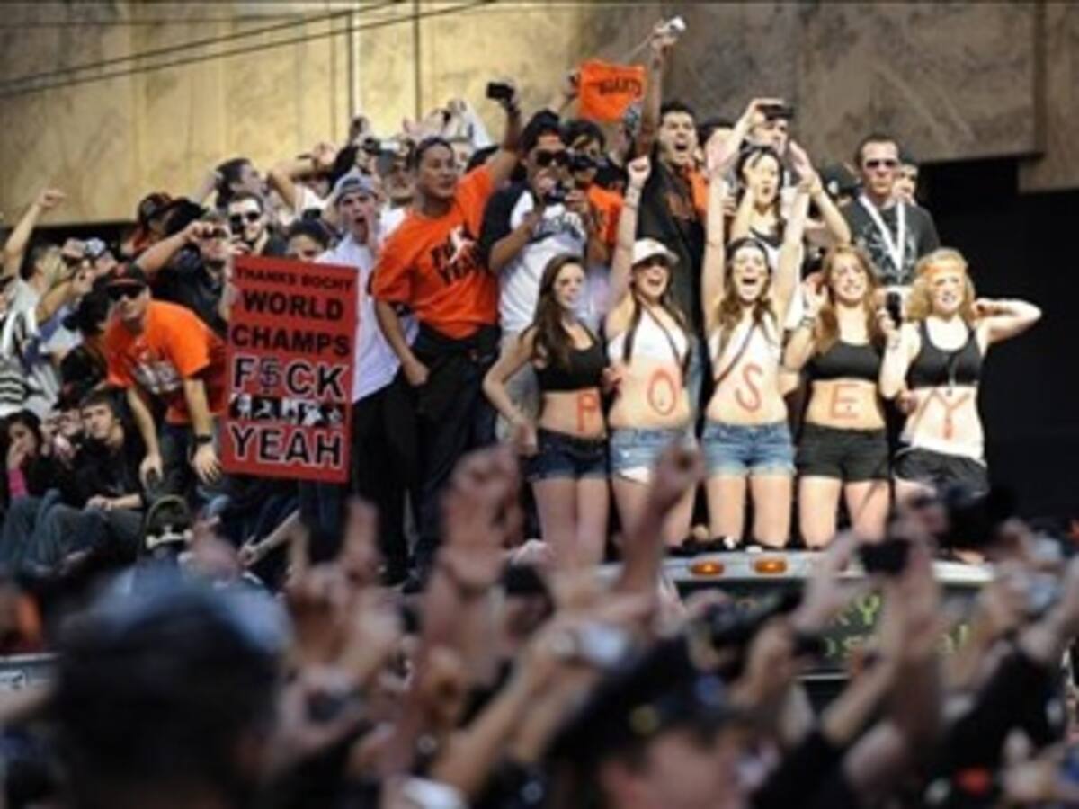 Gigantes pasean trofeo por San Francisco, con Rentería como ídolo