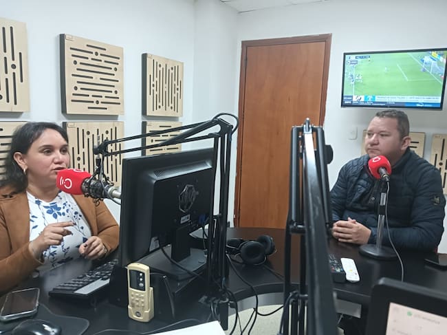 Valentina Suarez y Gonzalo Betancur de la secretaria de desarrollo social de la alcaldía de Armenia. Foto: Adrián Trejos