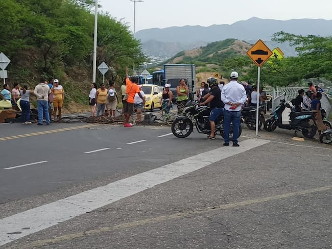 En Santa Marta la comunidad bloquea vía hacia El Rodadero por falta de agua