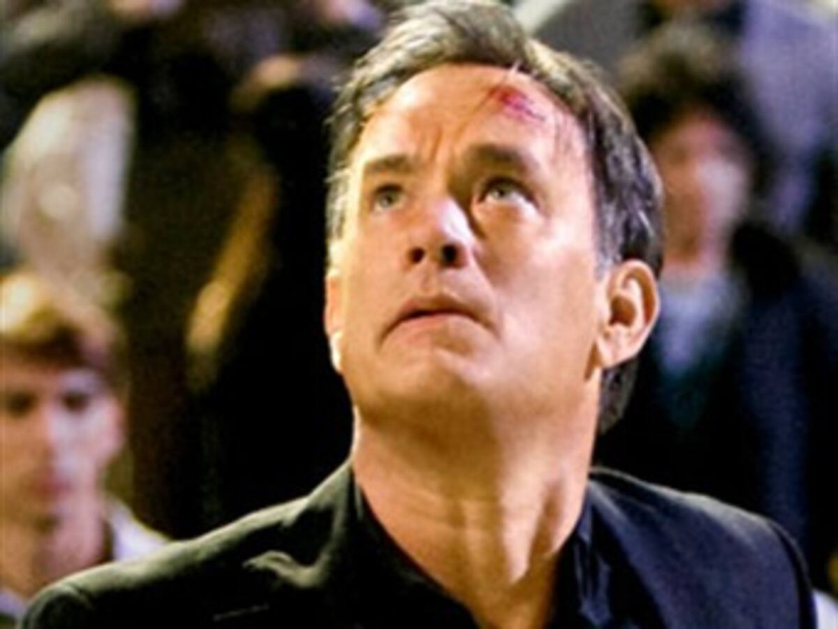 Tom Hanks recibe de obsequio en Alemania con máquina de escribir 'Erika' de la RDA