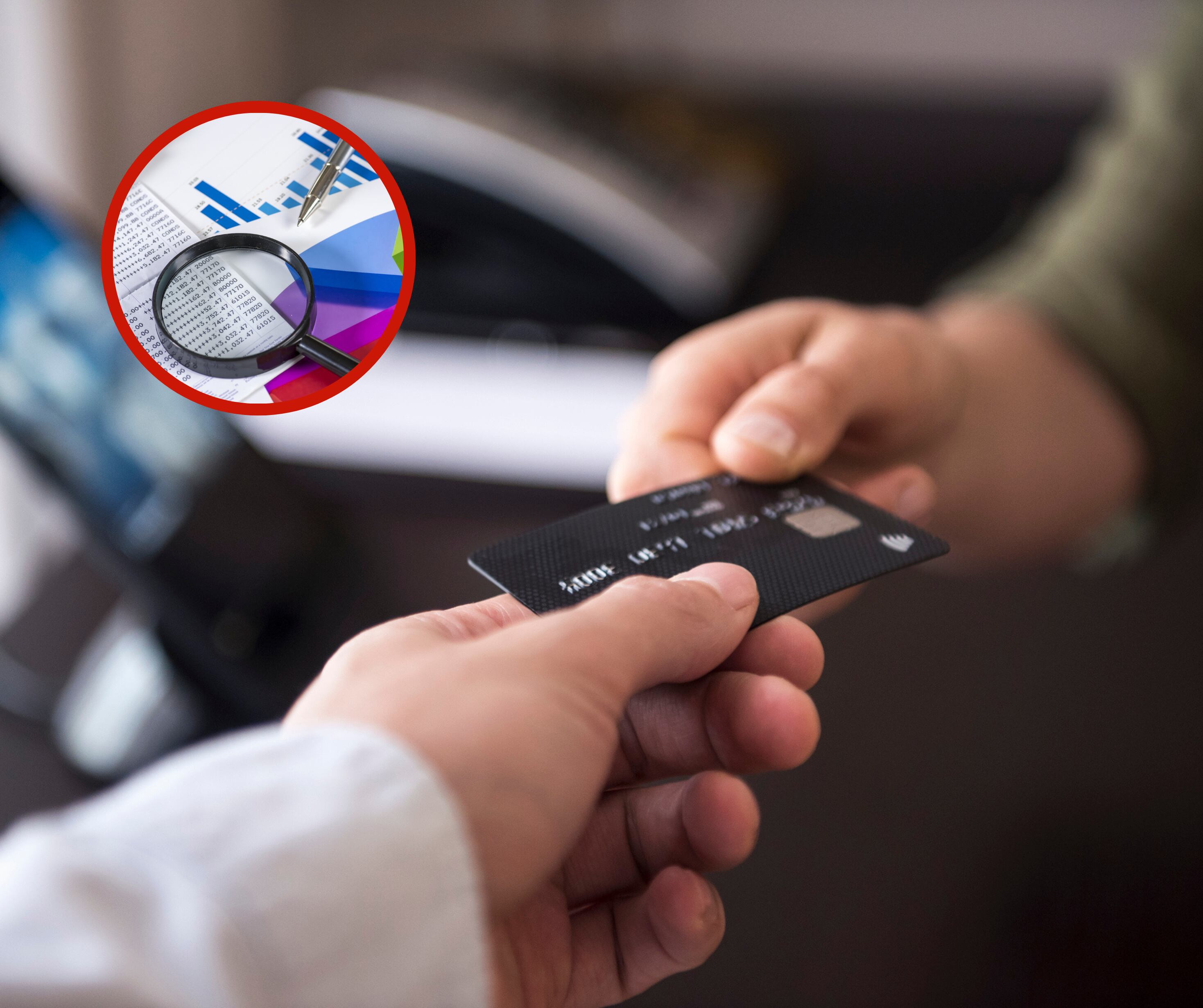 Personas sosteniendo una tarjeta junto a una lupa y una hoja con cálculos (Fotos vía Getty Images)