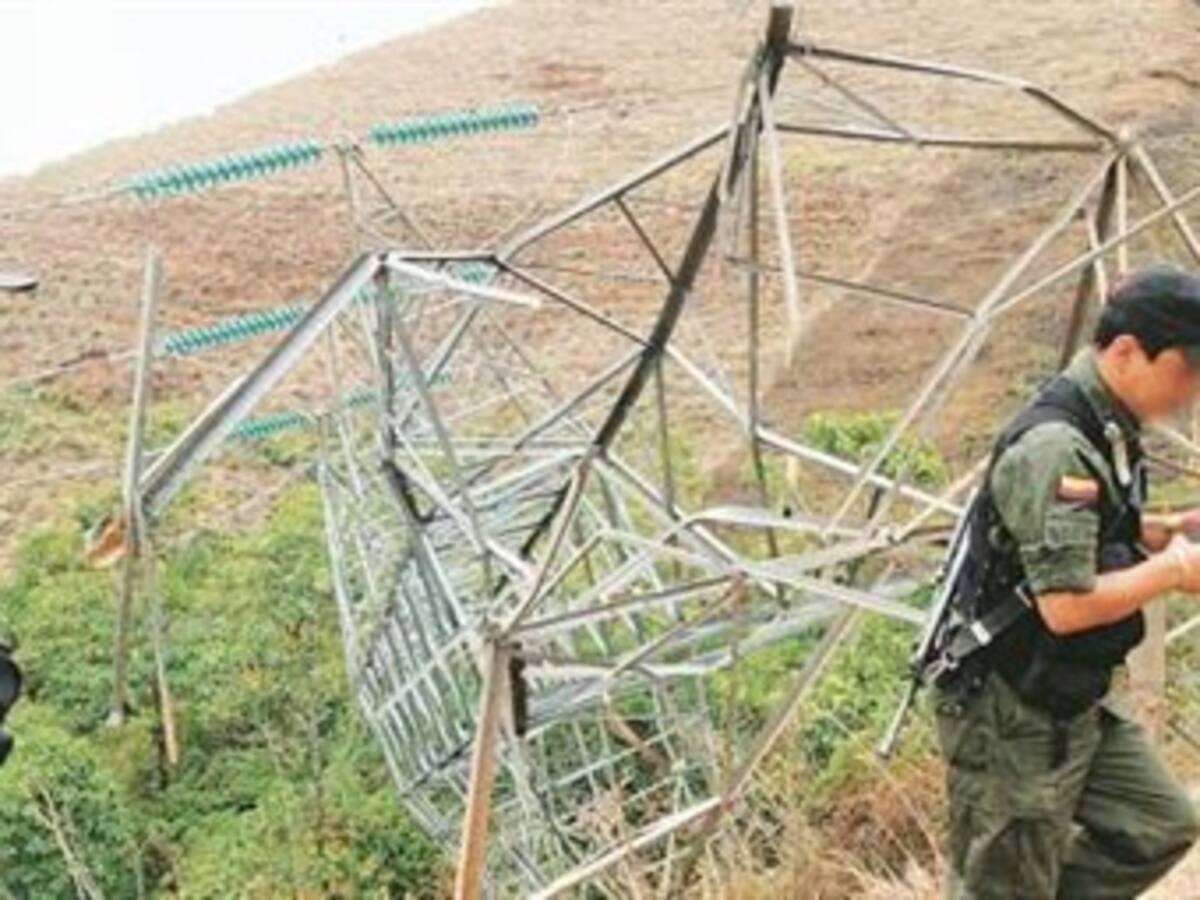 Derriban cuatro torres de energía en el Cauca