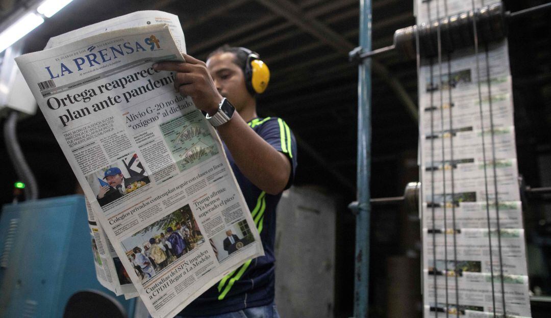 Trabajador de La Prensa en las rotativas del periódico.
