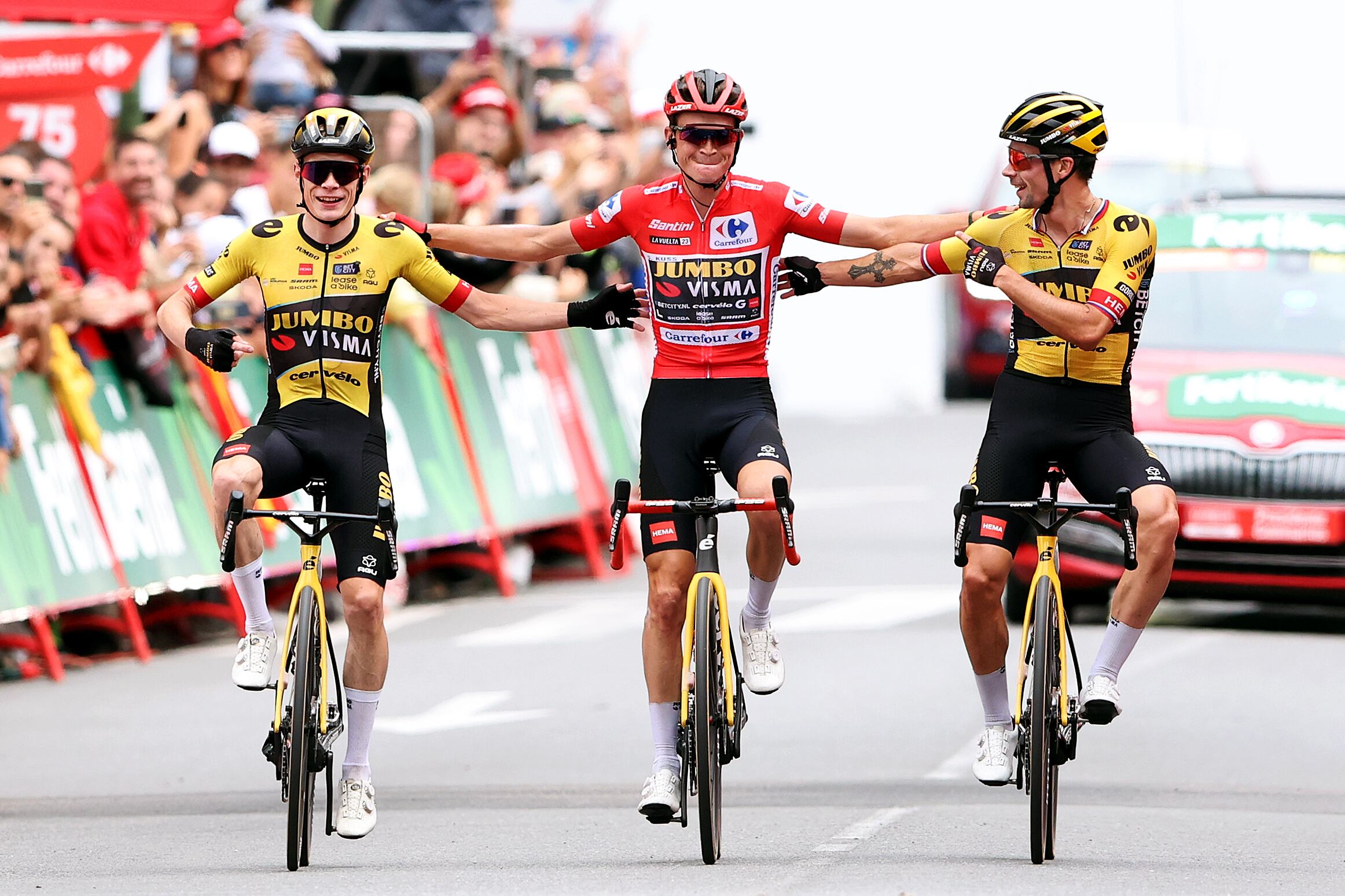 Jonas Vingegaard, Sepp Kuss y Primož Roglic cruzando la meta de la Etapa 20. (Photo by Alexander Hassenstein/Getty Images)