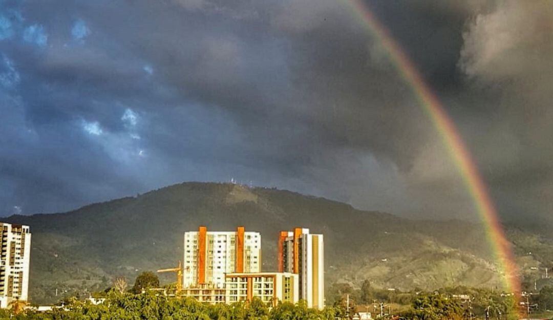 Cielo nublado y arcoíris en Armenia